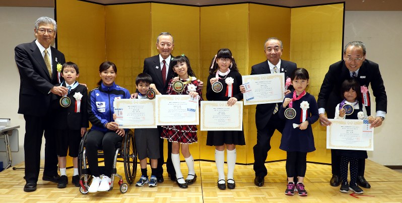 「第4回こどもお絵かきデザインコンクール みんなでつくる金メダル」表彰式に臨んだ最優秀、優秀作品賞受賞の子供たち=江東区東陽の都江東産業連盟で
