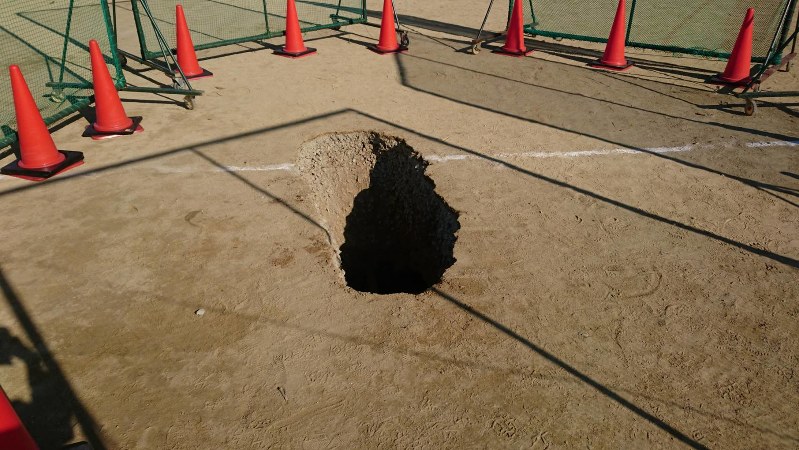 体育の授業中に生徒2人と講師が落ちた穴=堺市中区平井の市立平井中学校で13日(堺市教委提供)