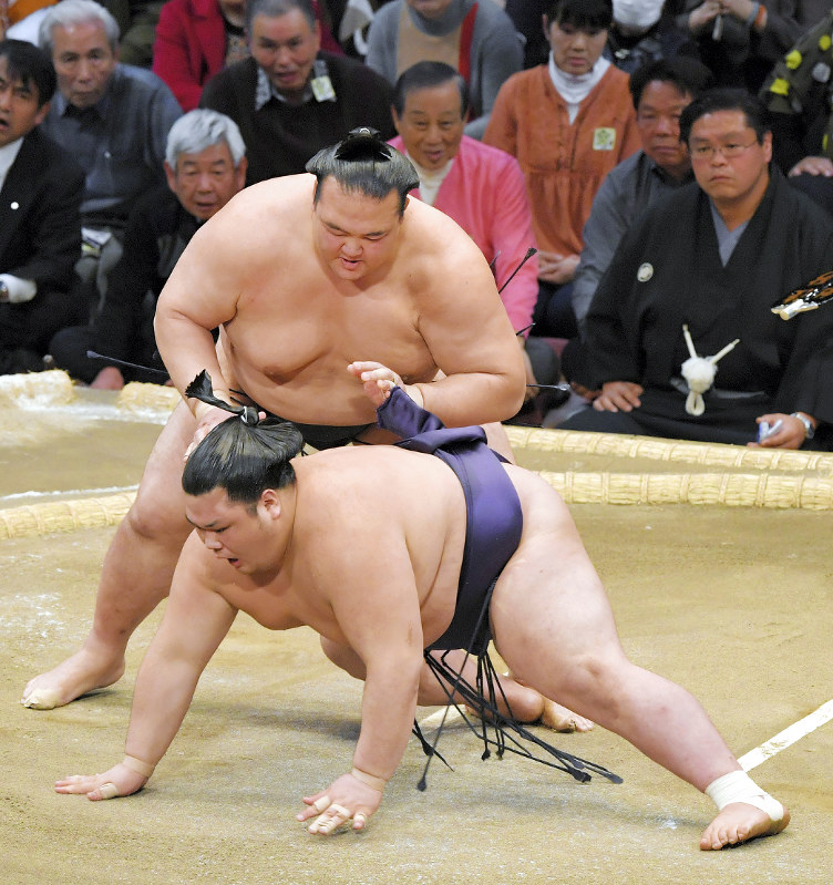 大相撲九州場所：稀勢の里 復活の幕内700勝 | 毎日新聞