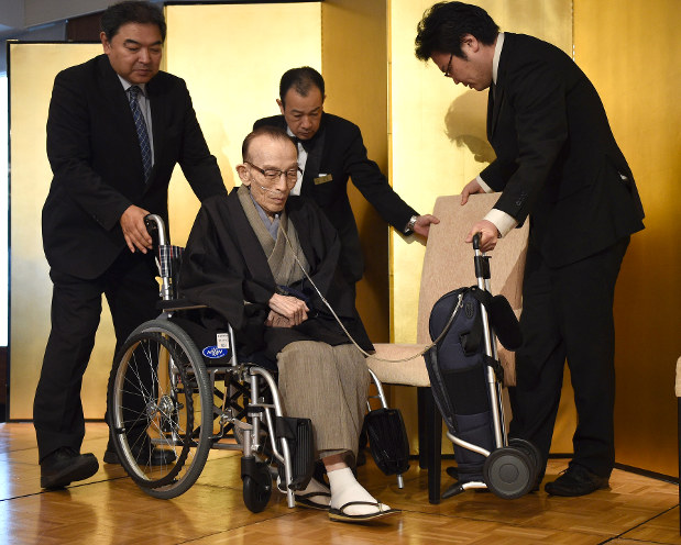 在宅酸素療法を受けている落語家の桂歌丸さん=東京都新宿区で2017年7月26日、丸山博撮影