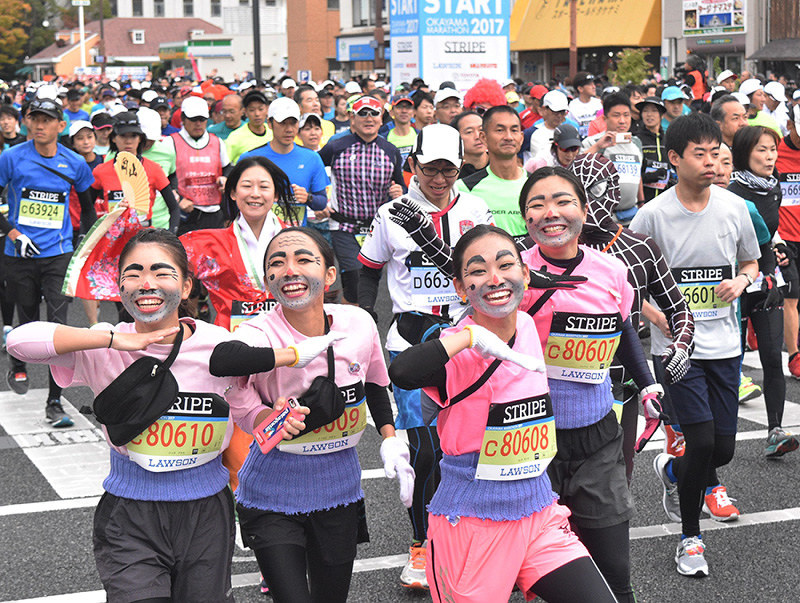 おかやまマラソン ランナー色とりどり ファンラン 仮装参加も 沿道に おもてなし給食 岡山 毎日新聞