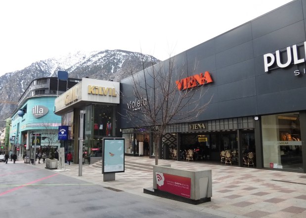 免税品国家・アンドラを象徴する首都の商店街。月曜日だったからか人出は少なかった