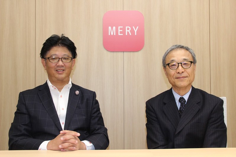 「メリー」の運営について説明する山岸博社長(右)と江端浩人副社長=東京都千代田区で2017年11月1日、岡礼子撮影