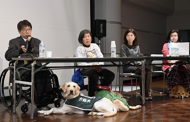 木村佳友さん(左)らパネリストによる2016年12月の「補助犬トーク」=兵庫県宝塚市で、大西岳彦撮影