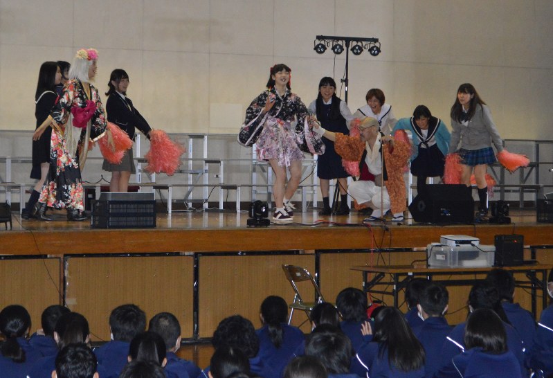 中部中で上演された歌舞台「ぼっこ」=可児市で