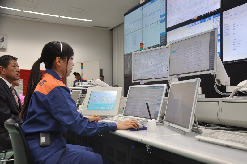 新しく整備された共同指令センターでデモンストレーションの119番を受信をする職員
