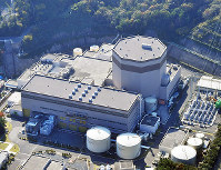 原子力規制委員会から保安規定違反を指摘された日本原子力発電敦賀原発２号機＝福井県敦賀市で２０１６年１１月、本社ヘリから小関勉撮影