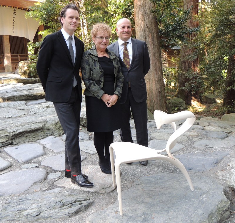 椿大神社の境内で作品の椅子を披露したジョセフ・ウォルシュさん(左)と、アン・バリントン駐日アイルランド大使夫妻=鈴鹿市で