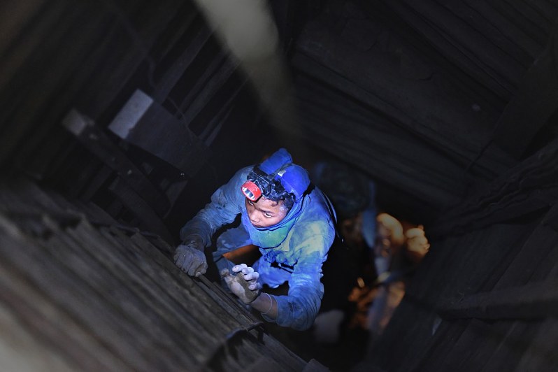 ｅｙｅ 少年らの金採掘 過酷な労働現場 泥にまみれ 家計担う 毎日新聞