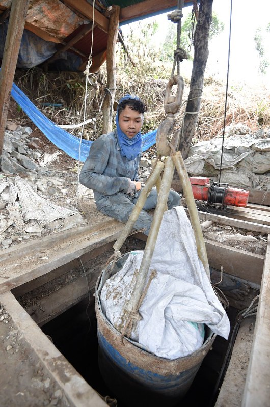 ｅｙｅ 少年らの金採掘 過酷な労働現場 泥にまみれ 家計担う 毎日新聞