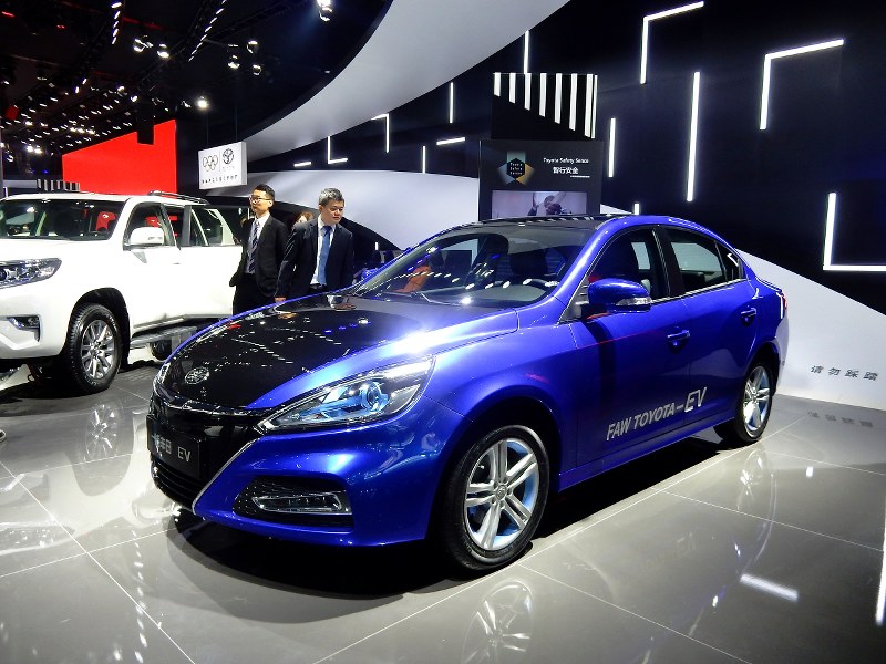 トヨタ自動車の中国合弁会社が初公開した電気自動車(EV)のコンセプトカー=中国広州市で2017年11月17日、赤間清広撮影