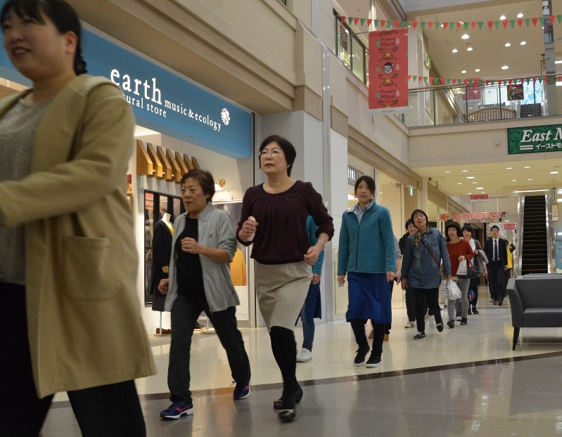 健康ウォーキング 店内ウオークで冬場の体力作り トレーナーの指導も イオンモール秋田 秋田 毎日新聞