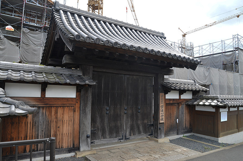 宮津小正門として移築された宮津城太鼓門=京都府宮津市で、礒野健一撮影