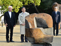 イサム・ノグチ庭園美術館で作品をご覧になる皇太子さま＝高松市で、加古信志撮影