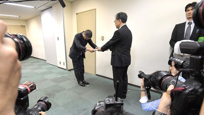 無資格検査問題について報告書を提出する日産自動車の西川広人社長(左)=国交省で2017年11月17日、手塚耕一郎撮影