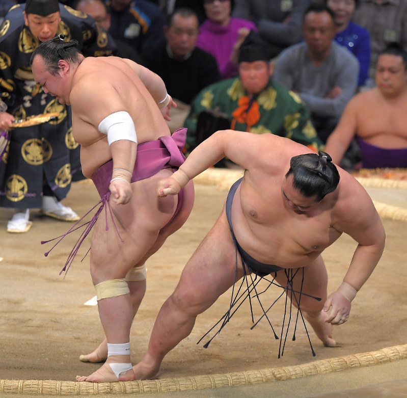 稀勢の里(右)が下手投げで宝富士に敗れる=福岡国際センターで2017年11月20日、徳野仁子撮影