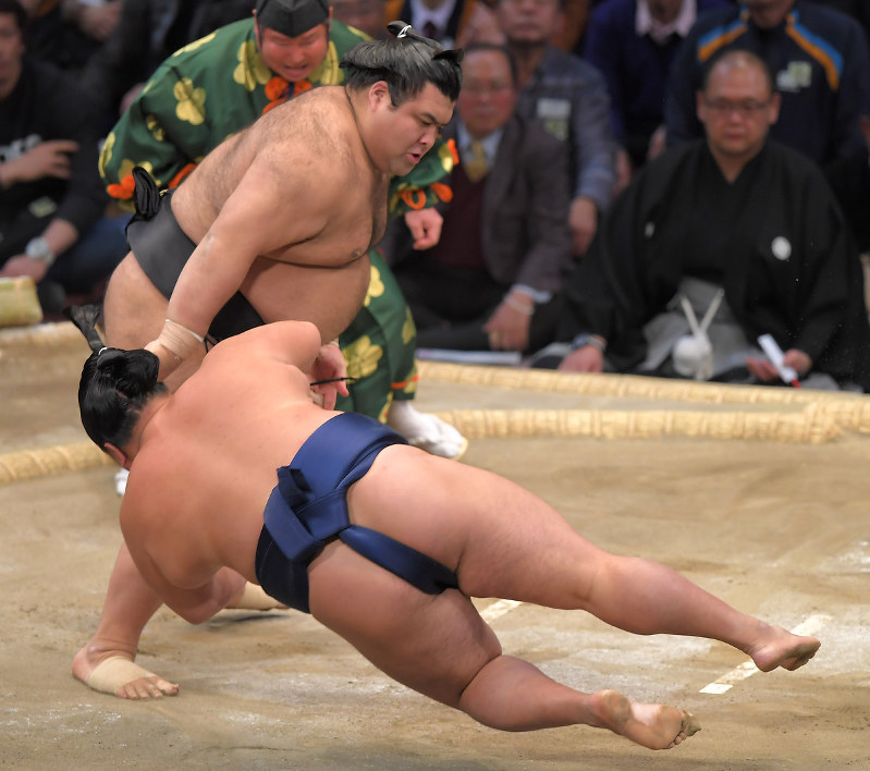 高安(奥)がはたき込みで御嶽海を降す=福岡国際センターで2017年11月20日、徳野仁子撮影