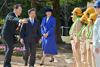 全国育樹祭でお手植え木の手入れを終え、子どもたちに声をかけられる皇太子ご夫妻＝香川県まんのう町で、加古信志撮影