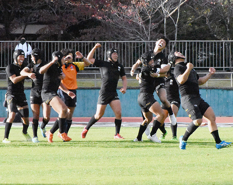 優勝に歓喜する御所実の選手ら=奈良県橿原市の橿原公苑陸上競技場で、佐藤英里奈撮影