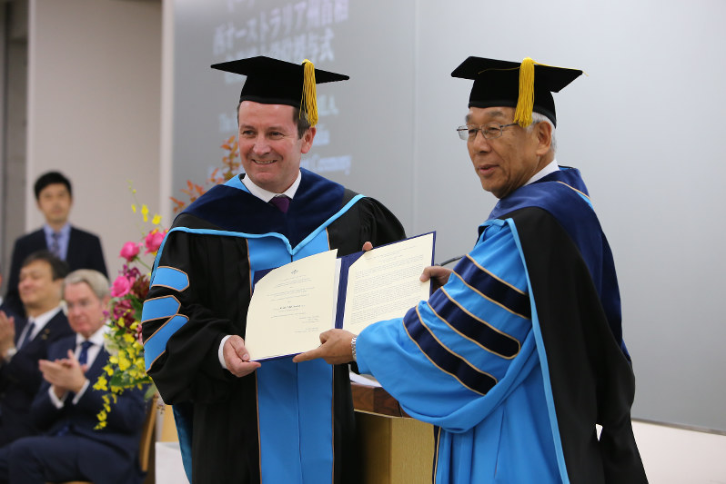 大学倶楽部・東京都市大：豪州・西オーストラリア州首相に名誉博士号を授与 毎日新聞