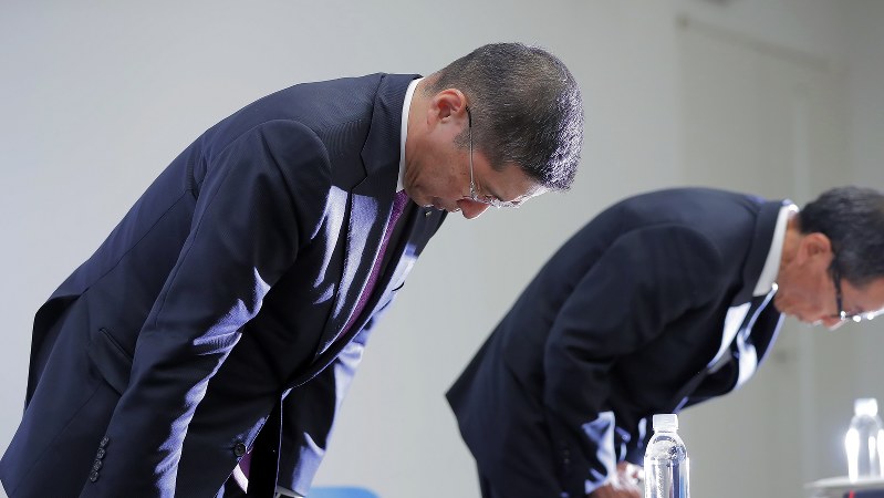 無資格検査問題の報告書を国交省に提出し記者会見で陳謝する日産の西川広人社長=2017年11月17日、和田大典撮影