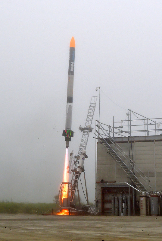 高度約20キロで緊急停止した小型ロケット「MOMO(モモ)」の初号機=大樹町で7月30日、竹内幹撮影(リモートカメラ使用)