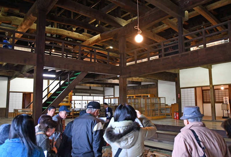 龍岡城五稜郭に残る御殿の一部「お台所」を見学する参加者=佐久市田口で