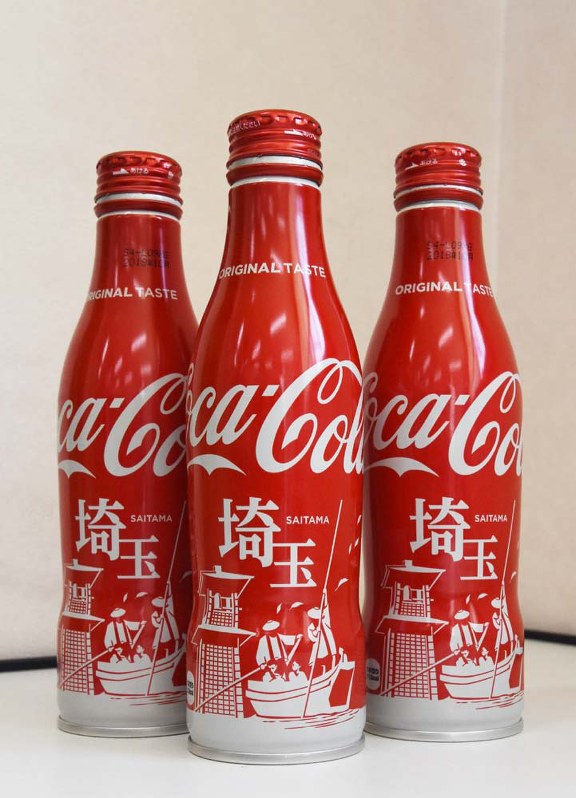 20日に発売されたコカ・コーラの「埼玉ボトル」=さいたま市浦和区で