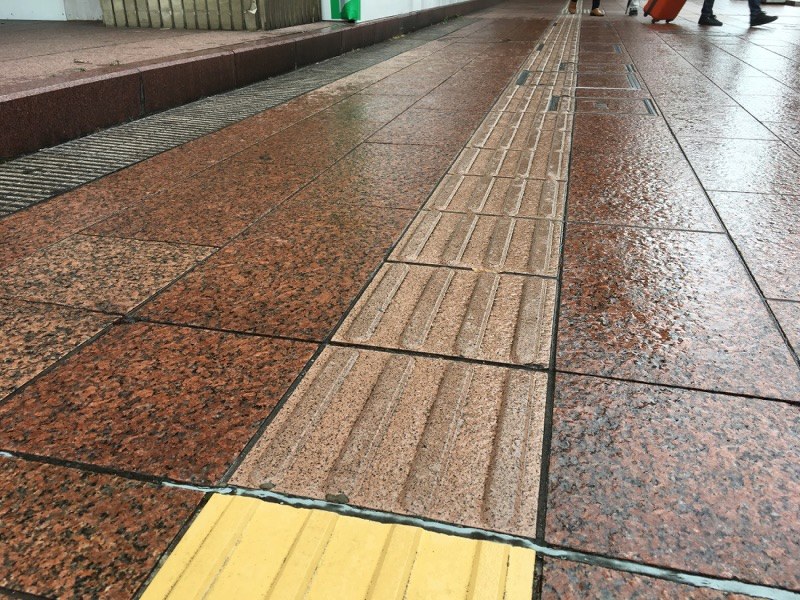 毎小ニュース 社会 点字ブロック 黄色がいい 毎日新聞