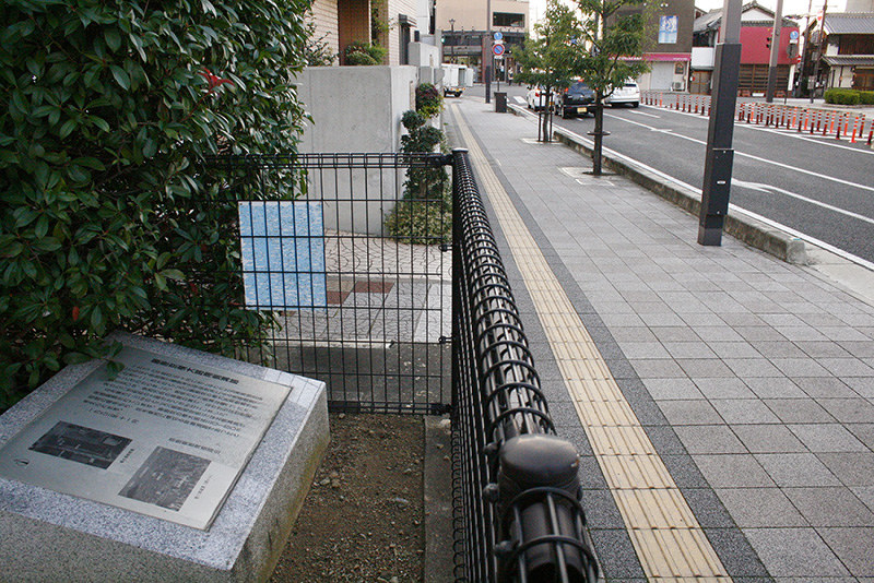 横大路の南側側溝の位置を示す奈良法務局橿原出張所のプレート。前の道路は西に向って延びる=奈良県橿原市で、栗栖健撮影