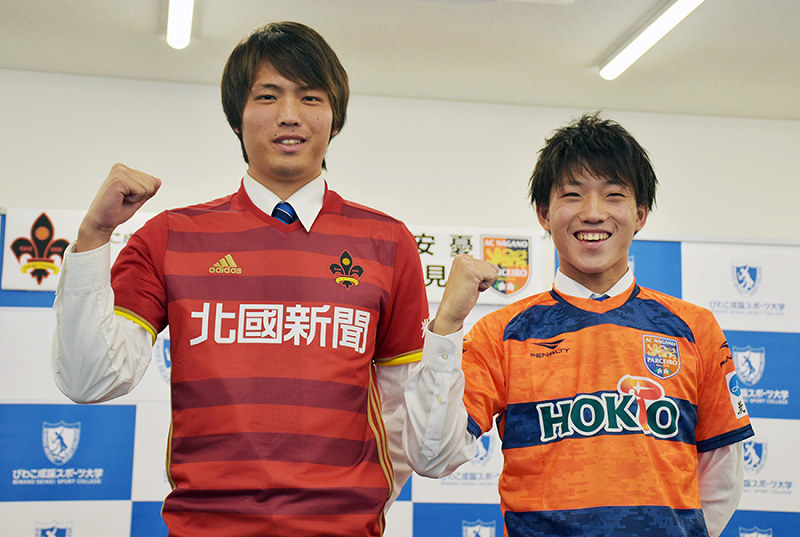 サッカー ｊリーグに２人加入 大津のびわこ成蹊スポーツ大 山本さん 堂安さん 滋賀 毎日新聞