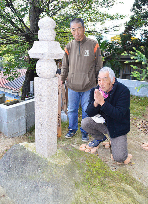 動物墓苑で犬や猫を供養する園山春二さん(右)と加藤慈然住職=広島県尾道市の妙宣寺で、渕脇直樹撮影