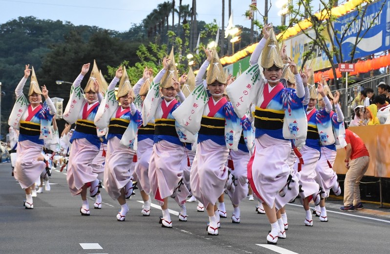 華麗な舞を披露する踊り手たち=徳島市幸町の市役所前演舞場で2017年8月15日午後6時26分、松山文音撮影