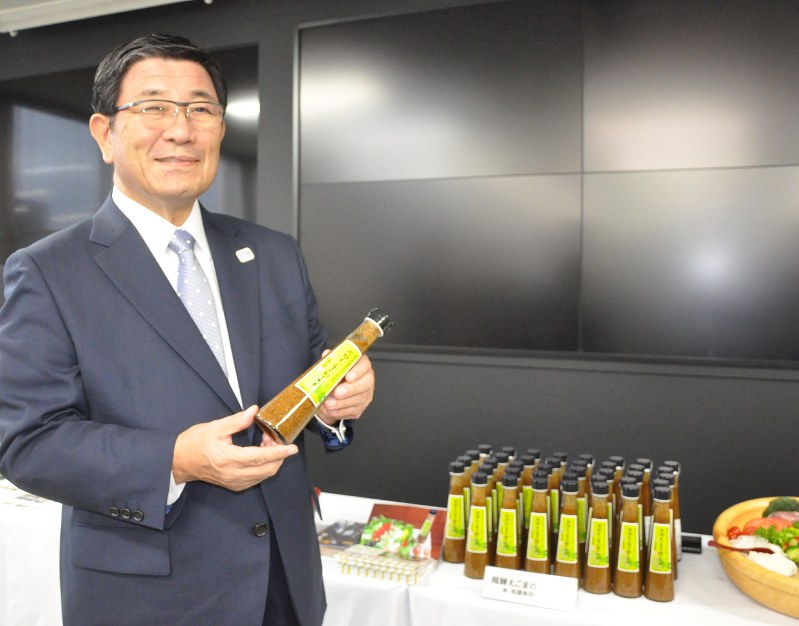 機能性調味料「飛騨えごまの醸しだれ」をPRする古田知事=県庁で