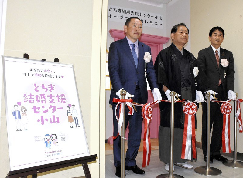 オープンセレモニーに出席した小山市の大久保寿夫市長(中央)ら=2017年11月22日午前11時31分、萩原桂菜撮影