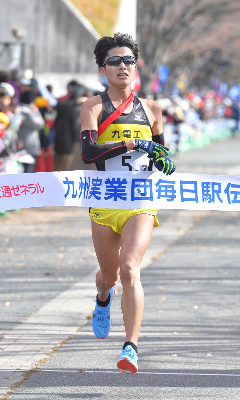 3位でフィニッシュする九電工のアンカー・宮上翔太選手