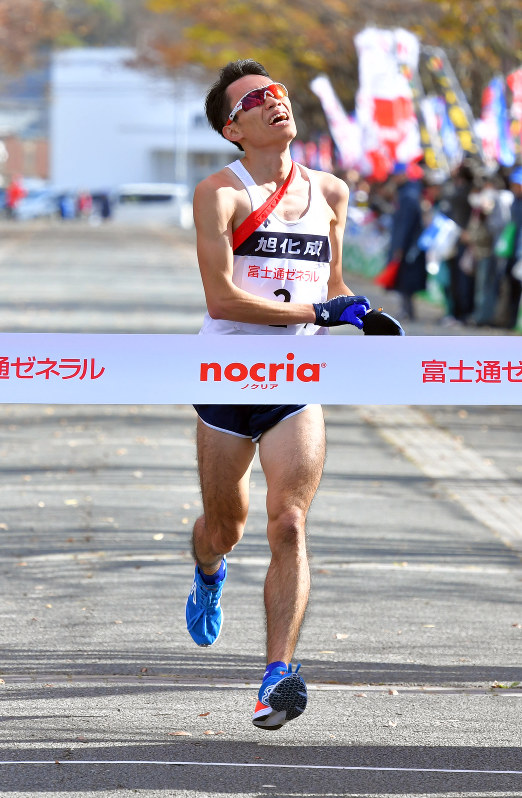 2位でフィニッシュする旭化成Aのアンカー・吉村大輝選手=森園道子撮影