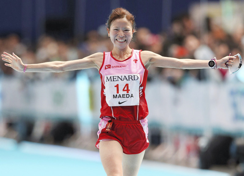 15年の名古屋ウィメンズマラソンで3位でフィニッシュした前田彩里=兵藤公治撮影