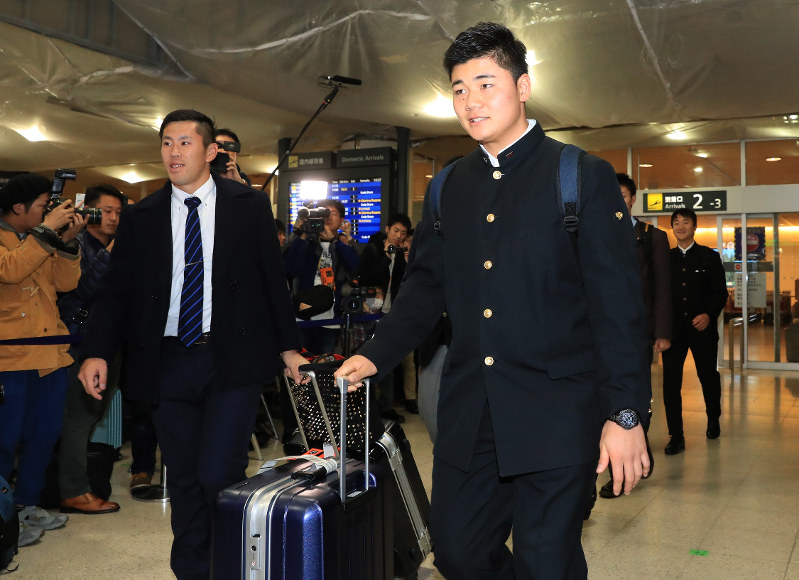 ファンや報道陣が待つ中、新千歳空港に到着した清宮幸太郎選手(手前)。右奥は宮台康平選手=北海道千歳市で2017年11月23日、梅村直承撮影