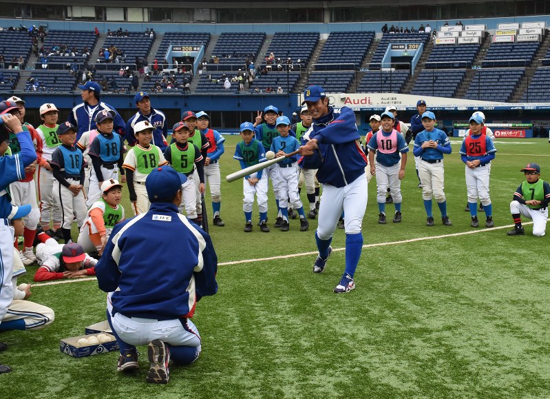 打撃の手本を見せるJFE東日本の選手ら=千葉市美浜区のZOZOマリンスタジアムで