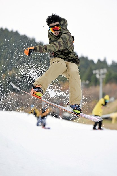 天山スキー場がオープンし、初滑りを楽しむ人たち＝佐賀市富士町で２０１７年１１月２５日午前１０時８分、矢頭智剛撮影