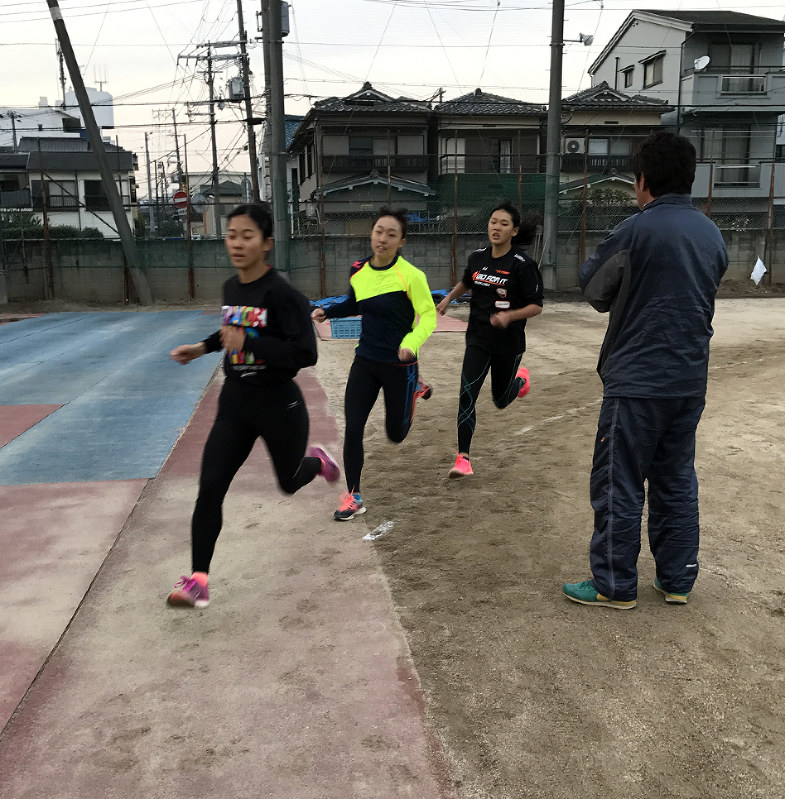グラウンドを疾走する女子陸上部員たち=大阪市東淀川区の大阪高校グラウンドで、坂根真理撮影
