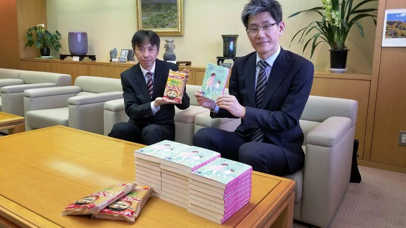 寄贈された「おかあさん」の詩集=長野県伊那市役所で、ハナマルキ提供
