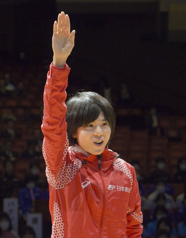開会式で選手宣誓をする日本郵政グループの鈴木=渡部直樹撮影