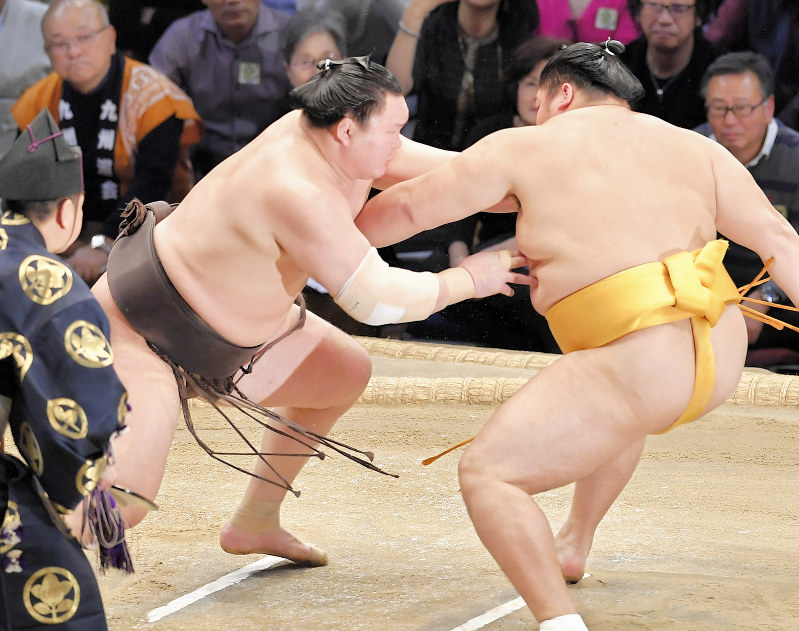 立ち合いで遠藤(右)を鋭く攻める白鵬=徳野仁子撮影