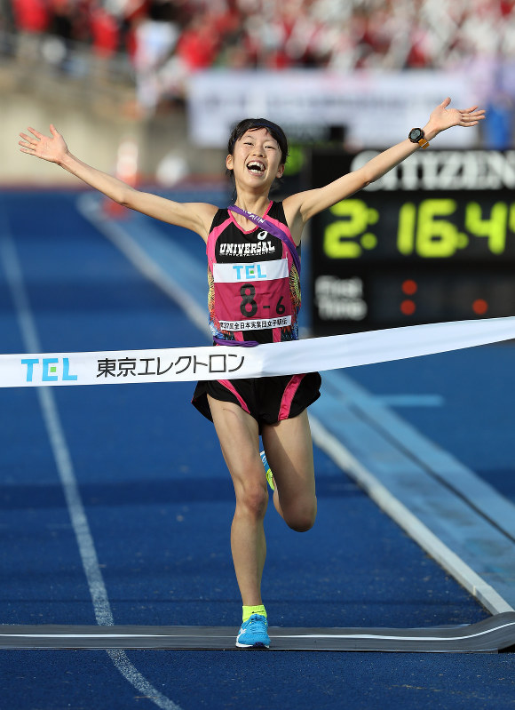 1位でフィニッシュするユニバーサルエンターテインメントの猿見田裕香=仙台市宮城野区の弘進ゴムアスリートパーク仙台で2017年11月26日、小川昌宏撮影