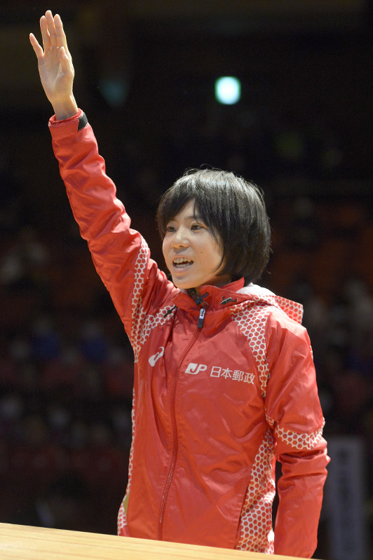 【第37回全日本実業団対抗女子駅伝】開会式で選手宣誓をする日本郵政グループの鈴木亜由子選手=仙台市青葉区で2017年11月25日午後2時36分、渡部直樹撮影
