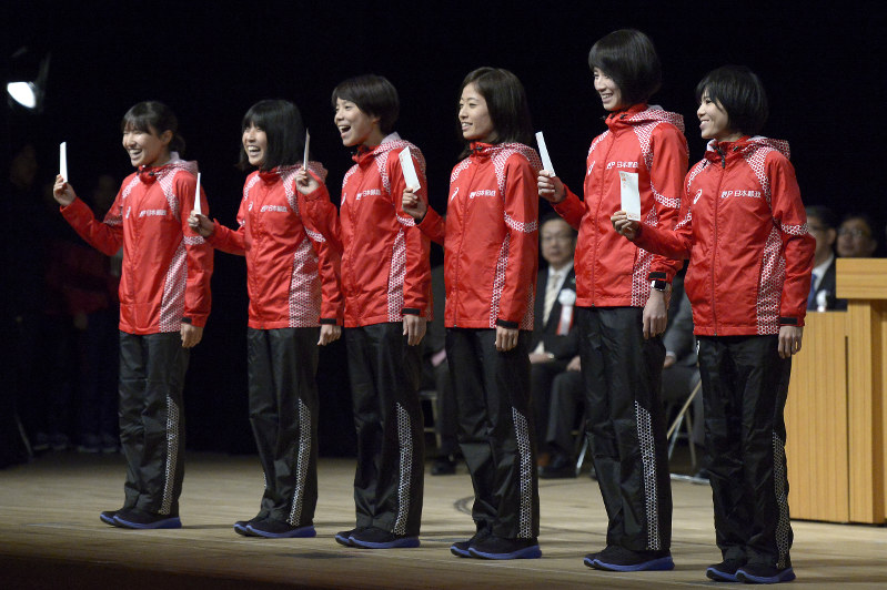 【第37回全日本実業団対抗女子駅伝】はがきを手にして開会式に登場した、前回大会優勝の日本郵政グループの選手たち=仙台市青葉区で2017年11月25日午後2時2分、渡部直樹撮影