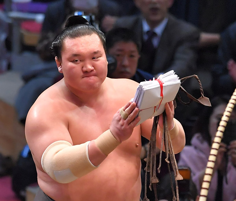 遠藤に勝って40回目の優勝を果たし、懸賞金を受け取る白鵬=福岡市博多区の福岡国際センターで2017年11月25日午後5時51分、徳野仁子撮影