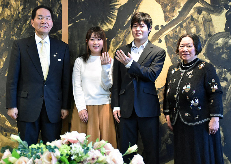 香川県庁を訪問した笹本翔太さん(右から2人目)、絢香さん(右から3人目)、おせっかいさん(右端)=山口桂子撮影
